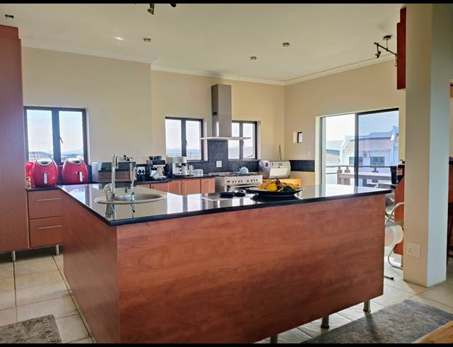 6 BEDROOM HOUSE FOR SALE IN PARADISE BEACH